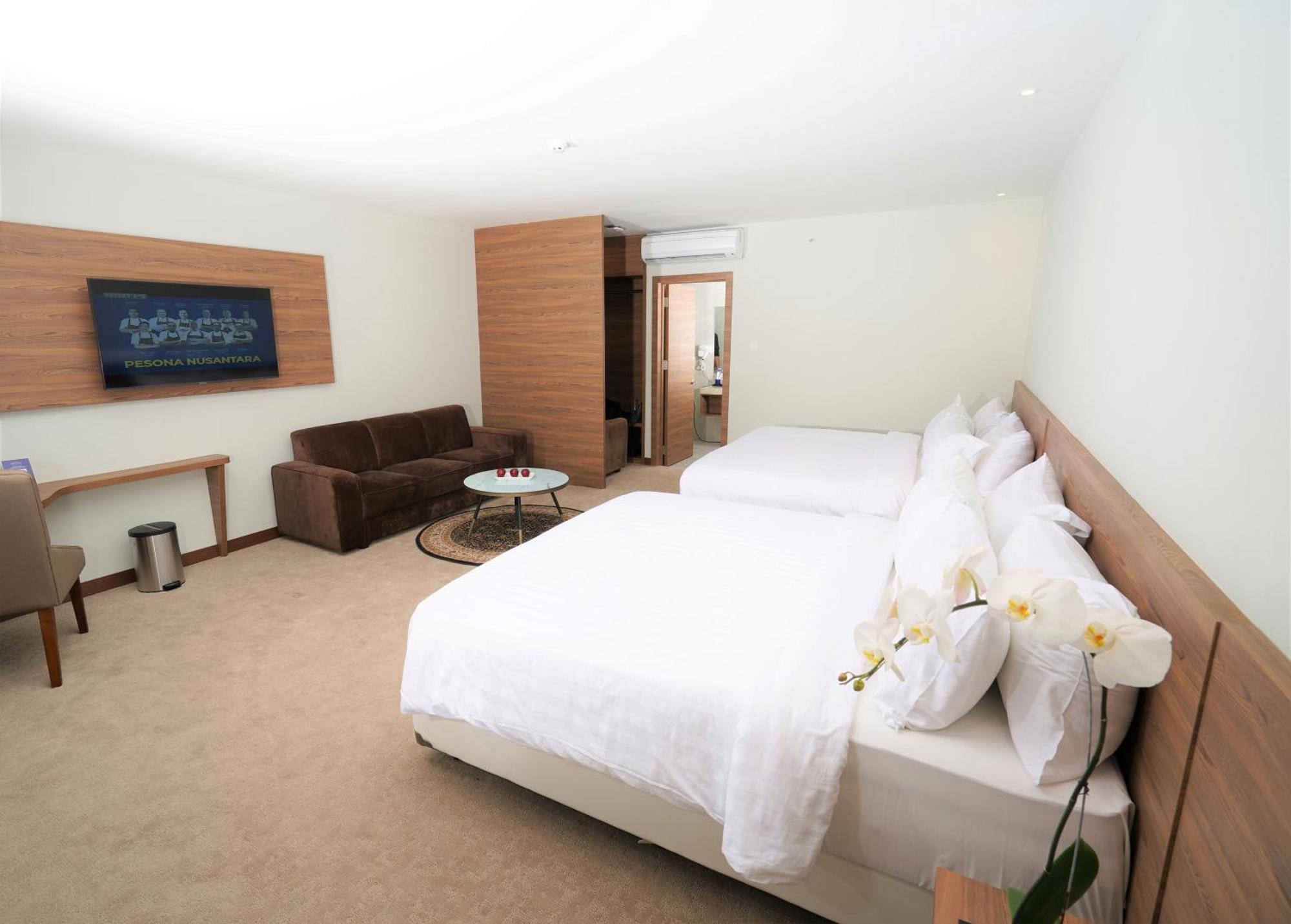 Aston Inn Pandanaran Семаранг Экстерьер фото